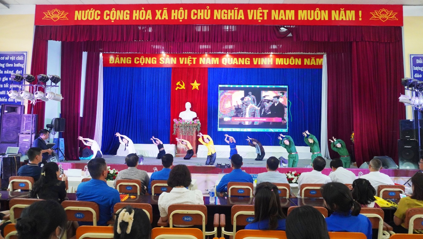 Trường Cao đẳng Cộng đồng Kon Tum tham gia Liên hoan các đội nhóm tuyên truyền ca khúc cách mạng năm 2023.