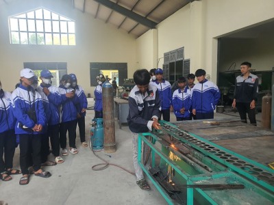 Đoàn học sinh và giáo viên Trường Phổ thông dân tộc bán trú - Trung học cơ sở Đăk Pne tìm hiểu trải nghiệm các ngành nghề đào tạo của Trường