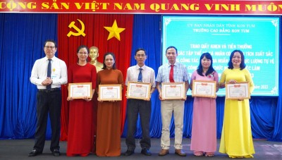 Trường Cao đẳng Kon Tum tổ chức khen thưởng cho tập thể và cá nhân có thành tích xuất sắc trong các công tác và hoạt động nổi bật của Trường