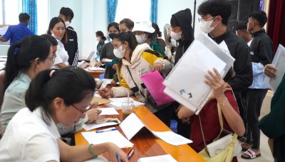 Hơn 800 học sinh, sinh viên khóa mới làm thủ tục nhập học