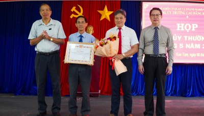 CĐKT tổ chức khen thưởng trong công tác Đảng