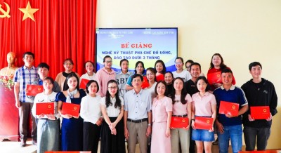CĐKT tổ chức Bế giảng lớp Kỹ thuật pha chế đồ uống, trình độ sơ cấp năm 2025