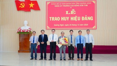 ĐẢNG ỦY TRƯỜNG CAO ĐẲNG KON TUM LONG TRỌNG TỔ CHỨC LỄ TRAO HUY HIỆU 30 NĂM TUỔI ĐẢNG